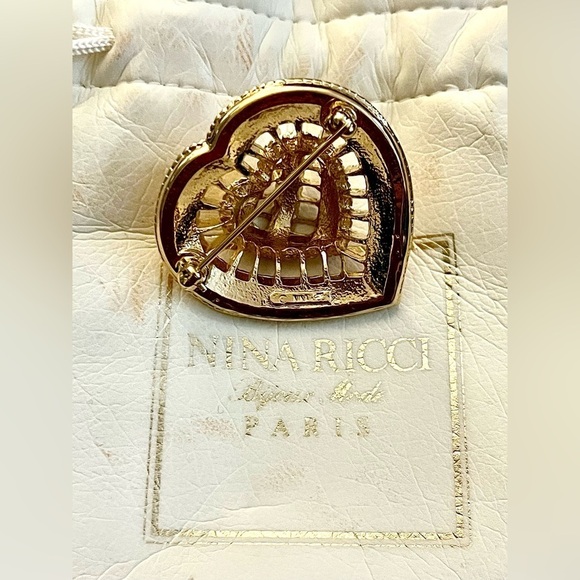 Vintage Nina Ricci golden textured hear brooch, signed w/jewelry  pouch 💛 - Picture 2 of 5